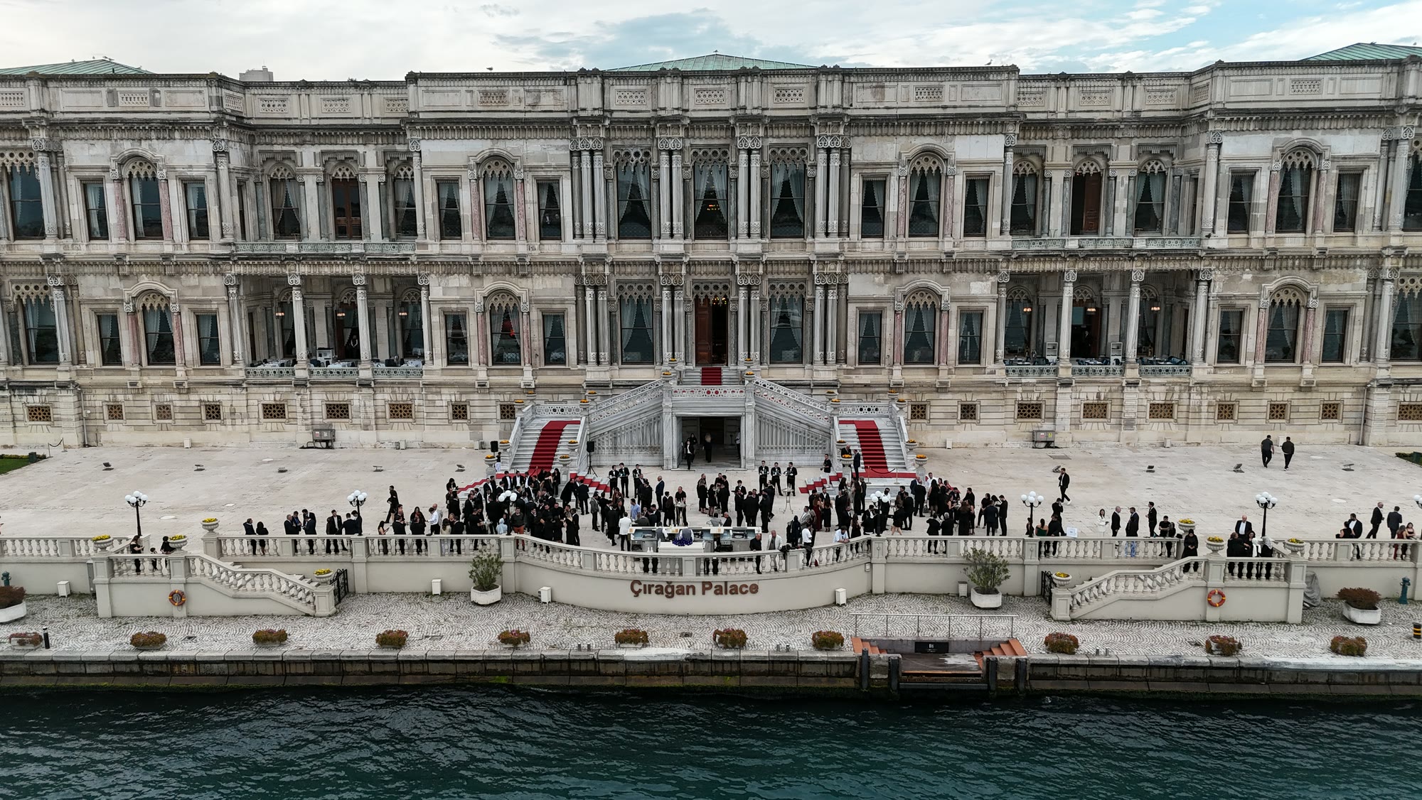 Çırağan Sarayı, Boğaz kıyısı